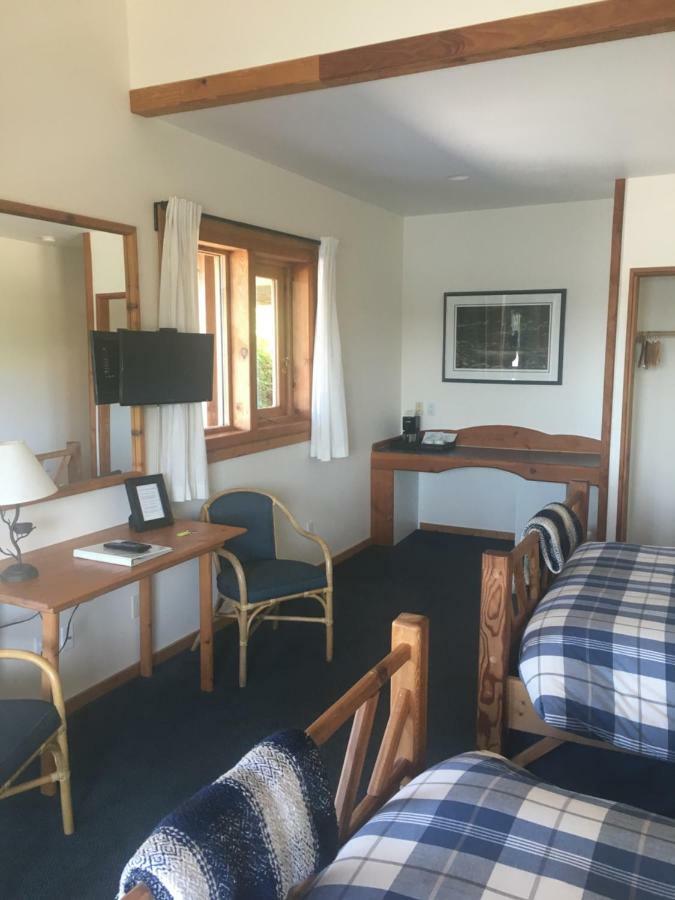 Arbutus Cove Guesthouse Metchosin Bagian luar foto